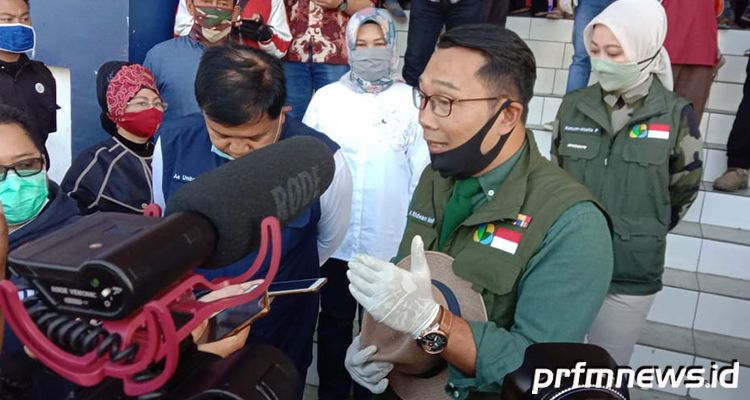 Gubernur Jawa Barat, Ridwan Kamil memberikan keterangan pers usai meninjau kesiapan Pasar Panorama Lembang dalam memasuki adaptasi kebiasaan baru. *Budi Satria/PRFM