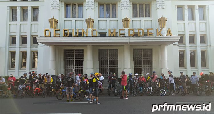  Jalan Asia Afrika Kota Bandung, Minggu (14/6/2020) pagi ini dipenuhi oleh masyarakat yang berolahraga menggunakan sepeda. Terlihat banyak sekali pesepeda yang melintas dan tidak sedikit juga dari mereka berswafoto di pinggir jalan. *Rizky Perdana/ PRFM