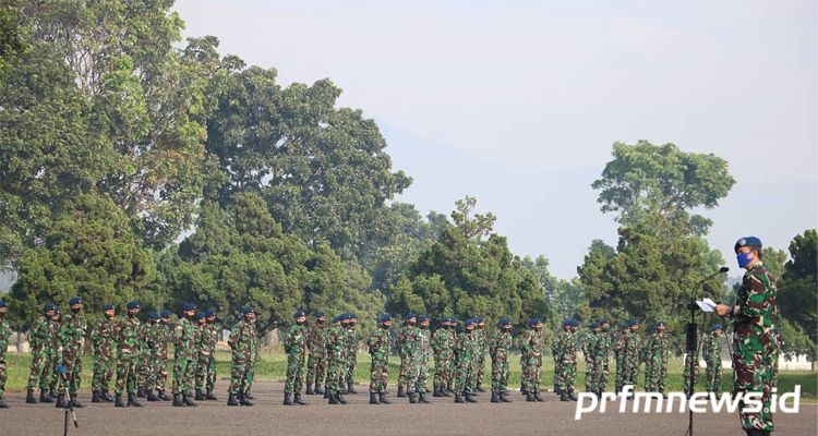 Komanda Lanud Sulaiman Kolonel PNB Mohammad Nurdin saat memimpin pembukaan Sejursarta Paskhas Angkatan ke-49 acara di lapangan apel staf II Lanud Sulaiman, Bandung, Senin (15/6/2020).