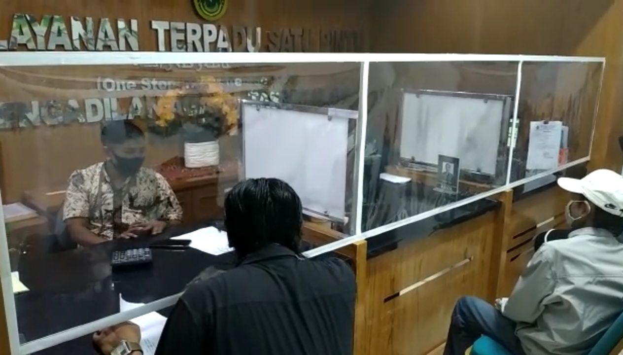 SEJUMLAH warga tengah memproses sidang perceraian di Kantor Pengadilan Agama Kabupaten Tasikmalaya.*