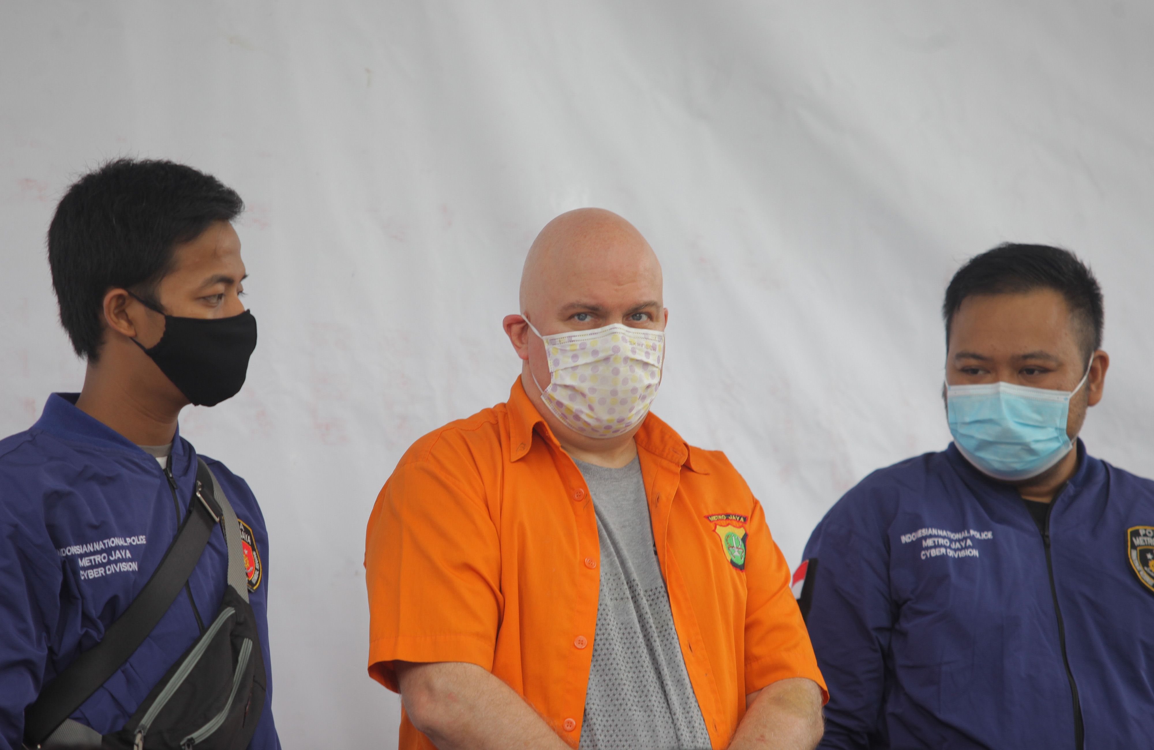 BURONAN Biro Federasi Investigasi Federal Amerika Serikat (FBI) Russ Albert Medlin (tengah) ditunjukkan kepada wartawan saat ungkap kasus Buronan FBI di Polda Metro Jaya, Jakarta, Selasa, 16 Juni 2020.*