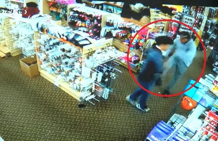 Rekaman CCTV toko yang menunjukkan penyerangan