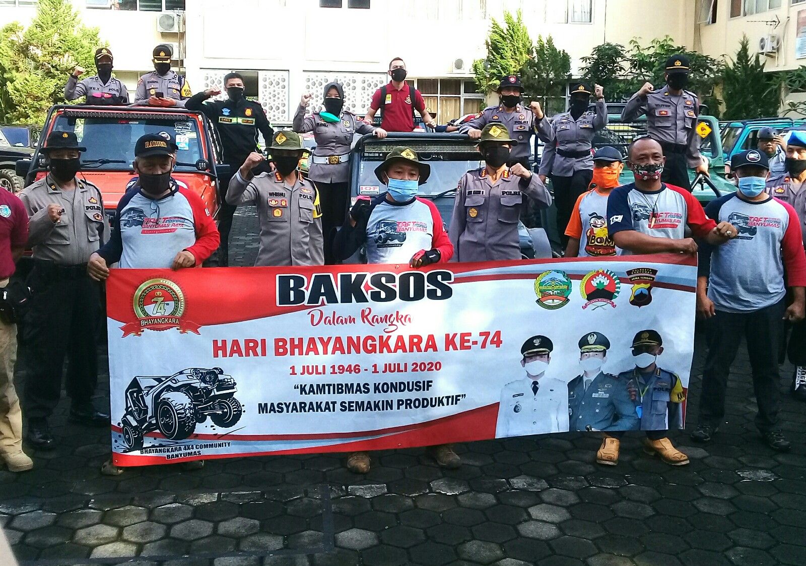 Komisaris Besar Polisi Whisnu Caraka bersama Komunitas mobil offroad di halaman Mapolresta Banyumas, Jumat 19 Juni 2020