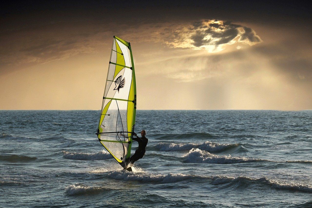 ilustrasi Wind Surfing, pengembangan dari  olahraga Surfing