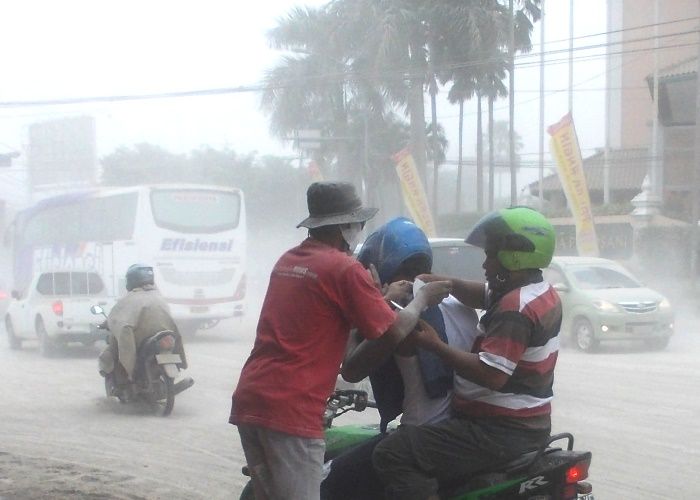 Hujan abu vulkanik letusan Gunung Kelud yang pernah mengguyur Yogyakarta. Gunung Kelud Jatim meletus, ledakan terdengar hingga Yogyakarta, abu vulkanik capai Ciamis 13 Februari 2014.