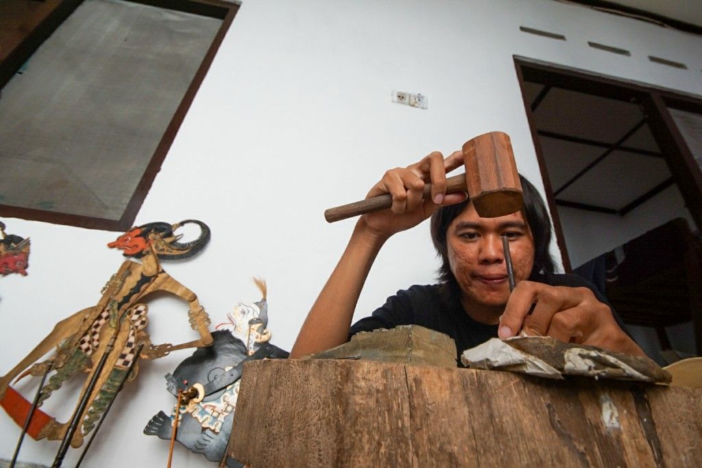  Pengrajin Wayang Kulit  Jawa Timuran Semakin Langka Damar 