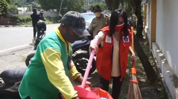 Sanksi Sosial menyapu trotoar akibat tidak memakai masker di Jayapura