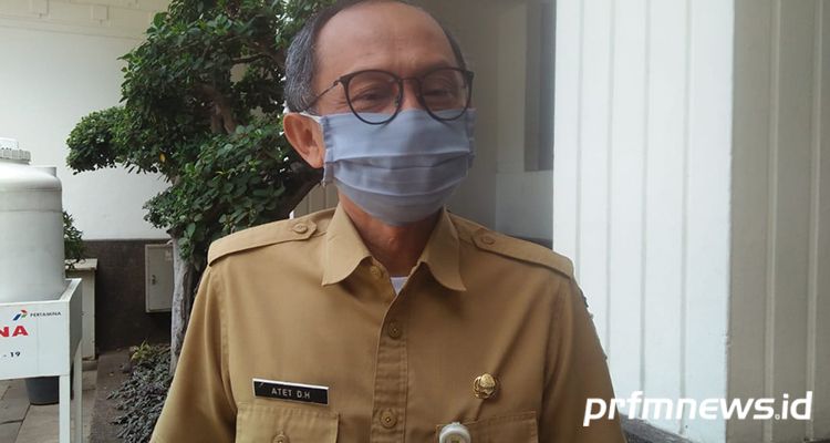 Kepala Dinas KUKM Kota Bandung, Atet Dedi Handiman saat ditemui di Balai Kota Bandung, Selasa (23/6/2020). **