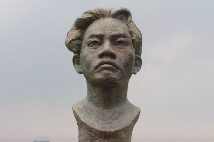 Patung Chairil Anwar di Monas. (Google Arts and Culture)