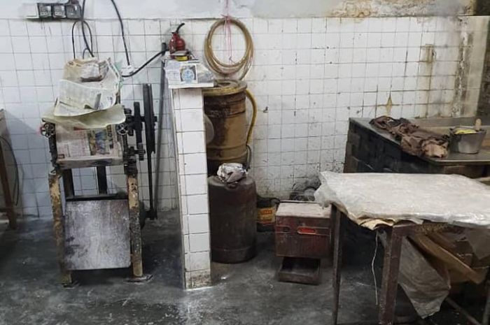 Bagian dalam pabrik mie di kota Kuala Lumpur Malaysia yang terlihat kotor dan juga berantakan 