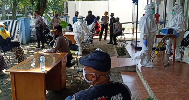 Sebanyak 15 orang pegawai di Kantor Kecamatan Lengkong, Kota Bandung mengikuti swab test hari ini, Kamis 25 Juni 2020, setelah ada dua aparatur sipil negeri (ASN) di Kelurahan Cijagra dinyatakan positif Covid-19.*