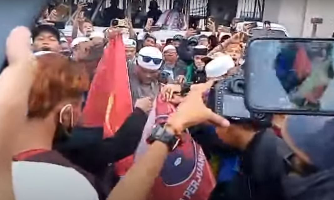 TANGKAPAN layar dari video viral pembakaran bendera PKI dan PDIP dalam demonstrasi, di depan Gedung DPR RI.*