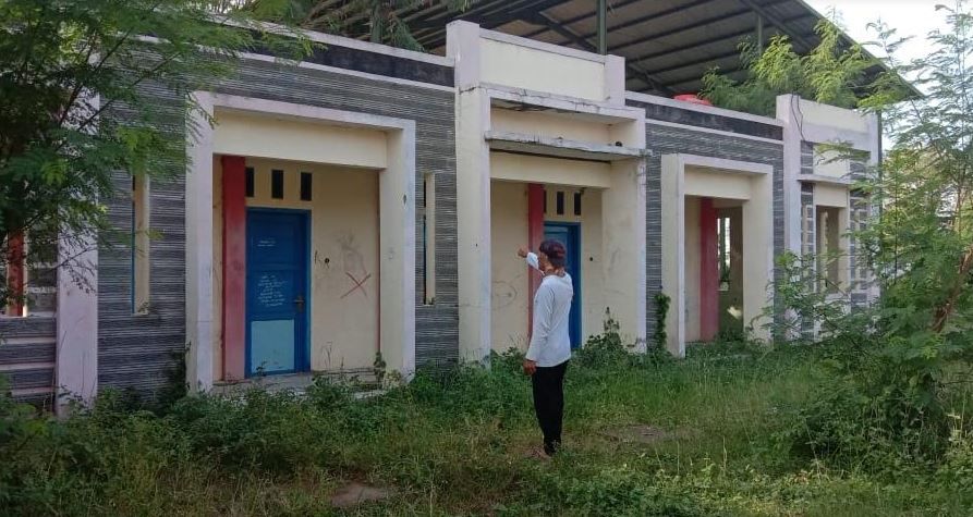 MCK plus plus yang di Bangun di Desa Lojikobong, Kecamatan Sumberjaya, Kabupaten Majalengka dengan anggaran ratusan juta rupiah kini terlantar tidak berfungsi.*