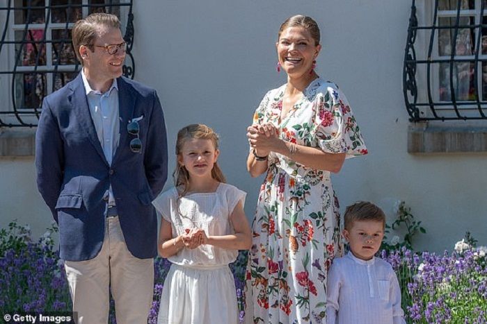 Calon Ratu Swedia, Putri Victoria menjadi inspirasi Kate Middleton. Vic bersama Pangeran Daniel, Estelle dan Oscar.