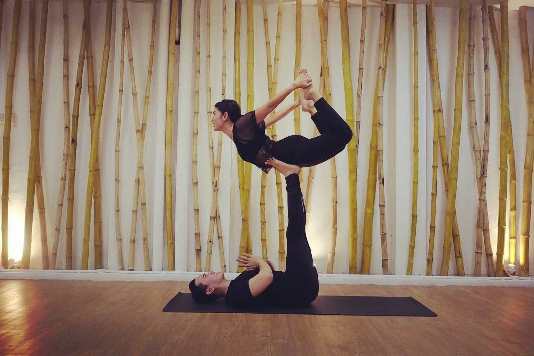 Pose yoga Dian Sastro