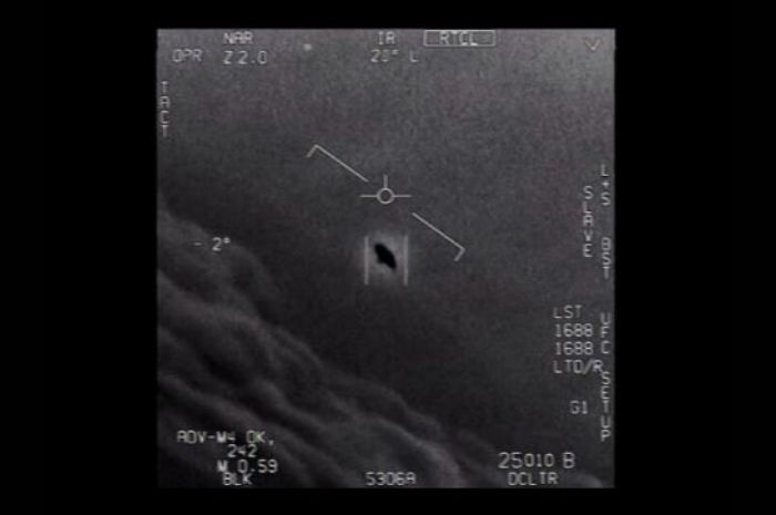 Penampakan benda terbang tidak dikenal (UFO) yang terekam oleh Angkatan Laut AS.