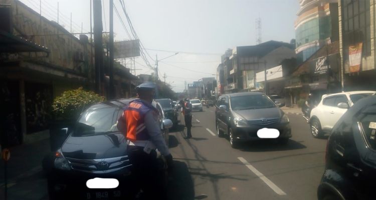 Penertiban di Jalan Veteran (A. Yani) Kota Bandung, Senin (29/6/2020).**