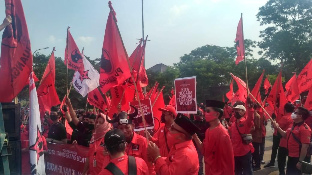 Kader PDIP Tangsel melakukan aksi unjuk rasa dengan longmarch menuju Polres Tangsel, Senin 29 Juni 2020