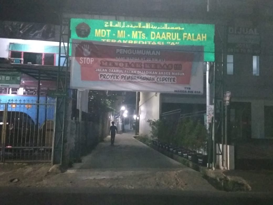 Warga RT O2/13 Gang Darul Falah, Karang Tengah , Tangerang menolak jalan lingkungan dilintasi kendaraan proyek