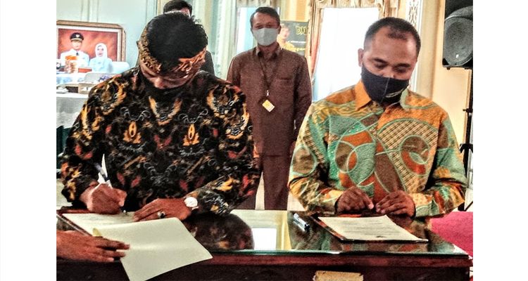 Bupati Bandung Dadang Naser dan Ketua DPRD Kabupaten Bandung Sugianto, saat menerima Laporan Hasil Pemeriksaan (LHP) atas Laporan Keuangan Pemerintah Daerah (LKPD) tahun 2019 di Soreang, Senin (29/6/2020).**
