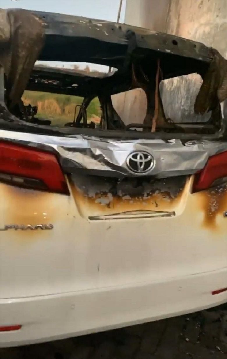 Kondisi mobil Toyota Alphard warna putih dengan nomor seri W 1 VV milik pedangdut Via Vallen pasca terbakar hebat Selasa dini hari tadi. Foto: Tim Portalsurabaya