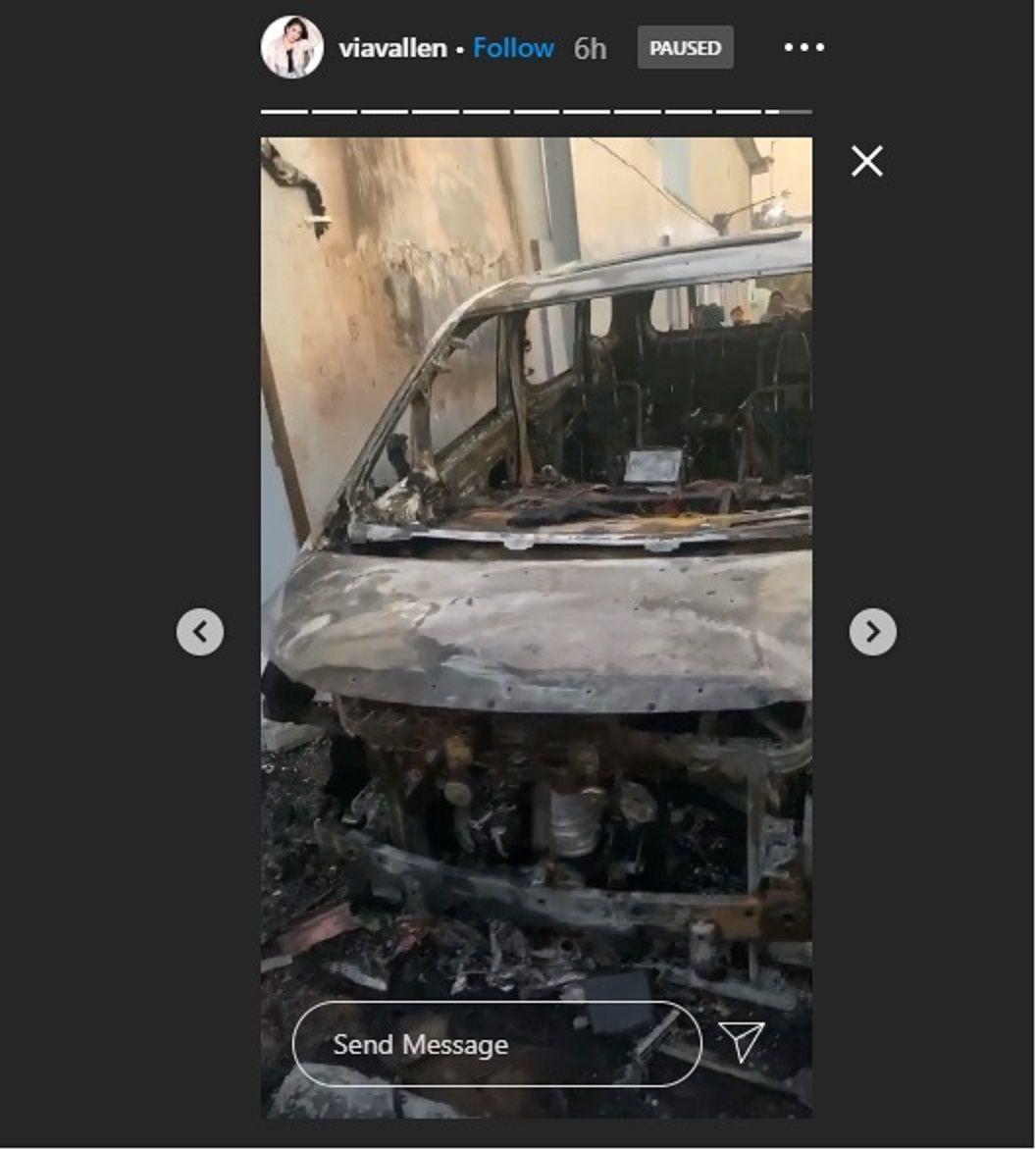 Mobil mewah Toyota Alphard milik Via Vallen gosong usai dibakar oleh seseorang pada Selasa, 30 Juni 2020 dini hari. Via Vallen menyebut tersangka pembakaran sudah diamankan polisi