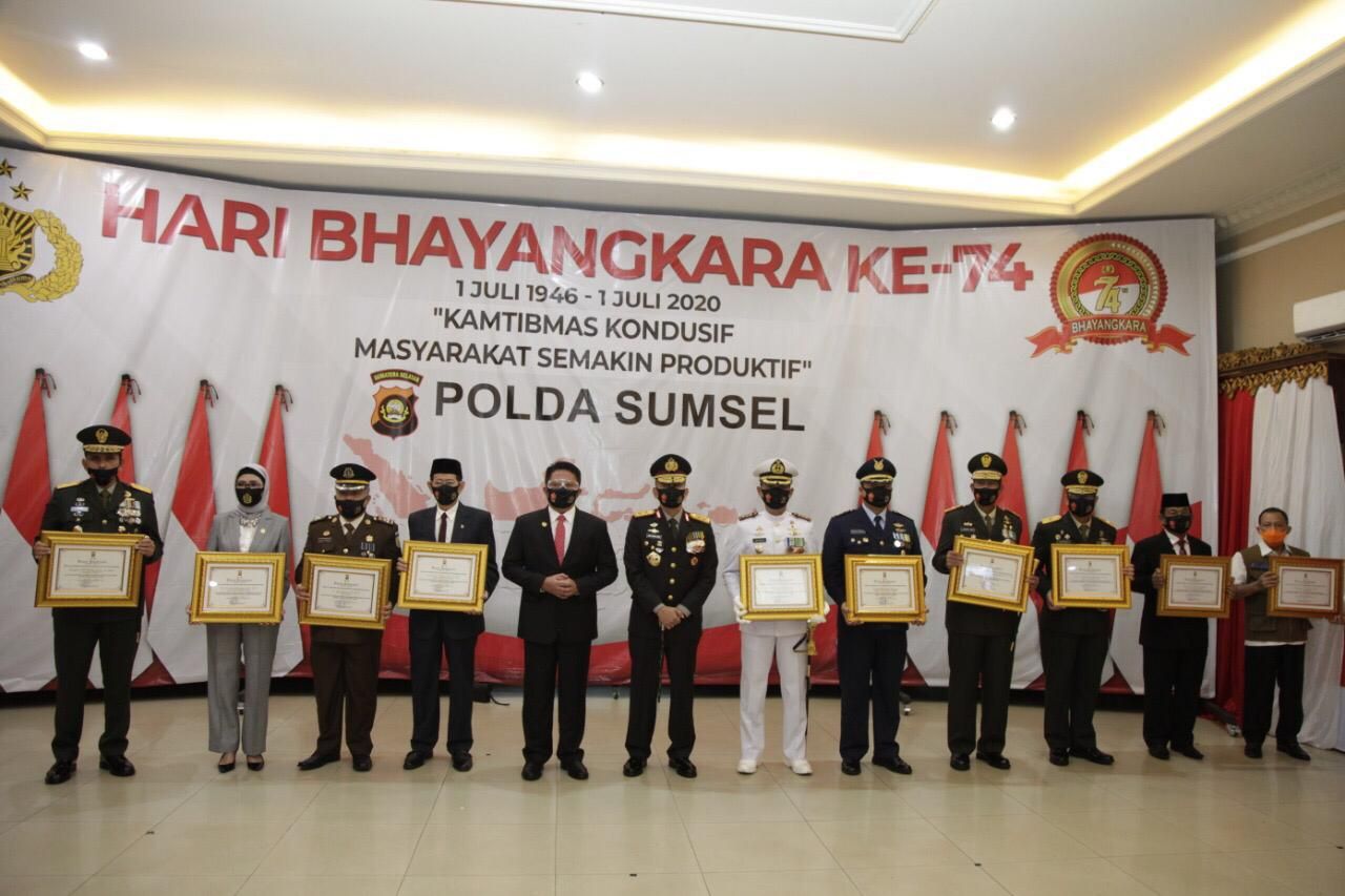 Pemberian Penghargaan dari Kapolda Sumsel kepada Gubernur Sumsel dan Forkompinda Prov Sumsel yang telah berkontribusi dalam bidang Kamtibmas