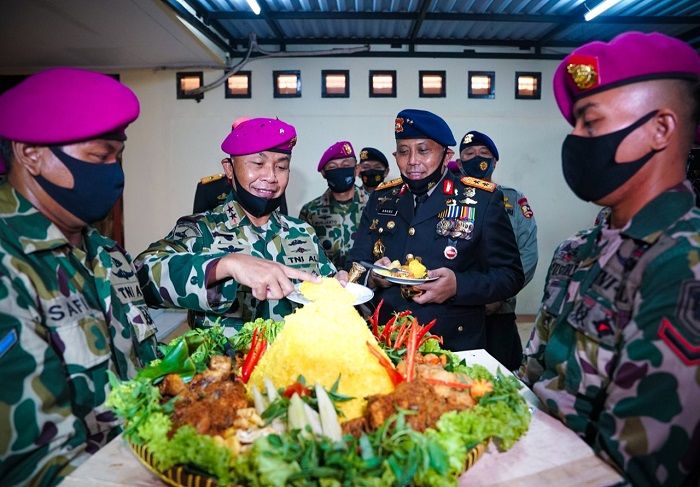 Komandan Korps Brimob Polri, Irjen Pol. Anang Revandoko dan jajaran menggelar syukuran dalam rangka HUT Bhayangkara ke-74, Rabu 1 Juli 2020.(Dok. Korps Brimob)