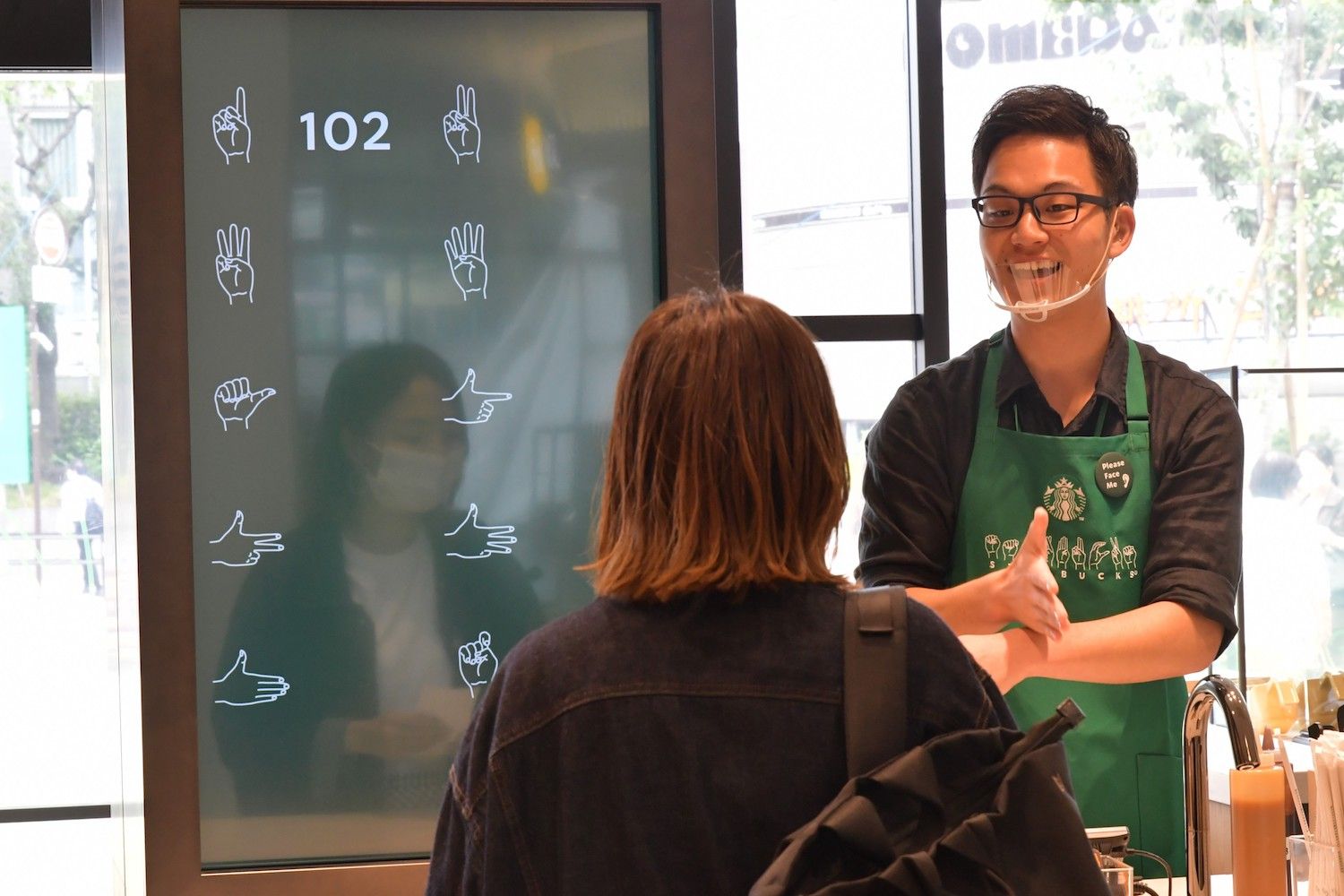 'SIGN LANGUANGE CAFE', Starbucks Nonowa National Store, Tokyo Jepang layani pembeli dengan  bahasa isyarat