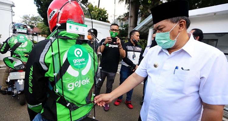 Wali Kota Bandung Oded M Danial saat melihat perangkat Ojol yang disiapkan untuk mengangkut penumpang di masa adaptasi kebiasaan baru (AKB) di Kota Bandung.**