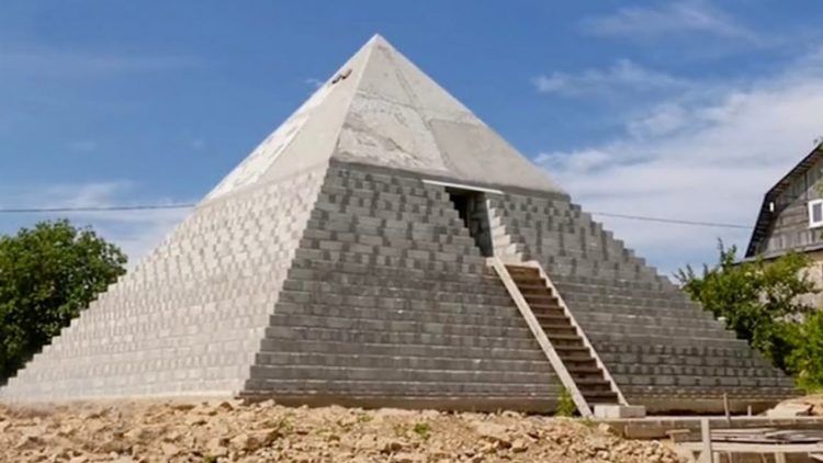 POTRET Piramida Istinka di Rusia.*