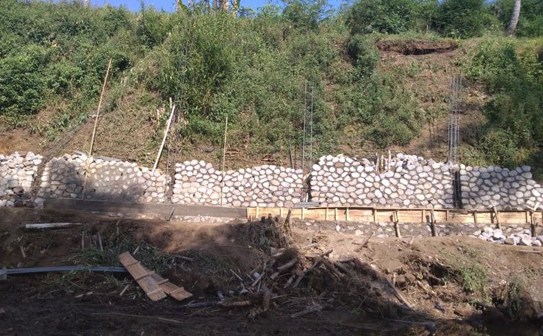 PROYEK pembangunan tembok penahan tanah (TPT) di Desa Situsari tidak lagi menggunakan pihak ketiga.*/AEP HENDY/KABAR PRIANGAN