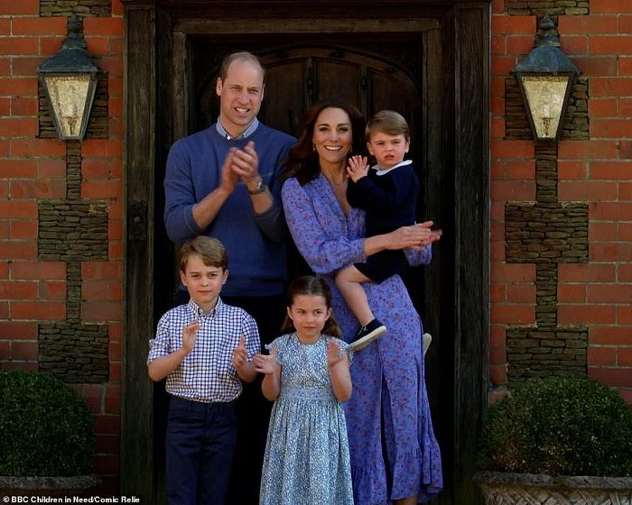 Bersama Pangeran William, Kate Middleton, Pangeran George dan Pangeran Louis.