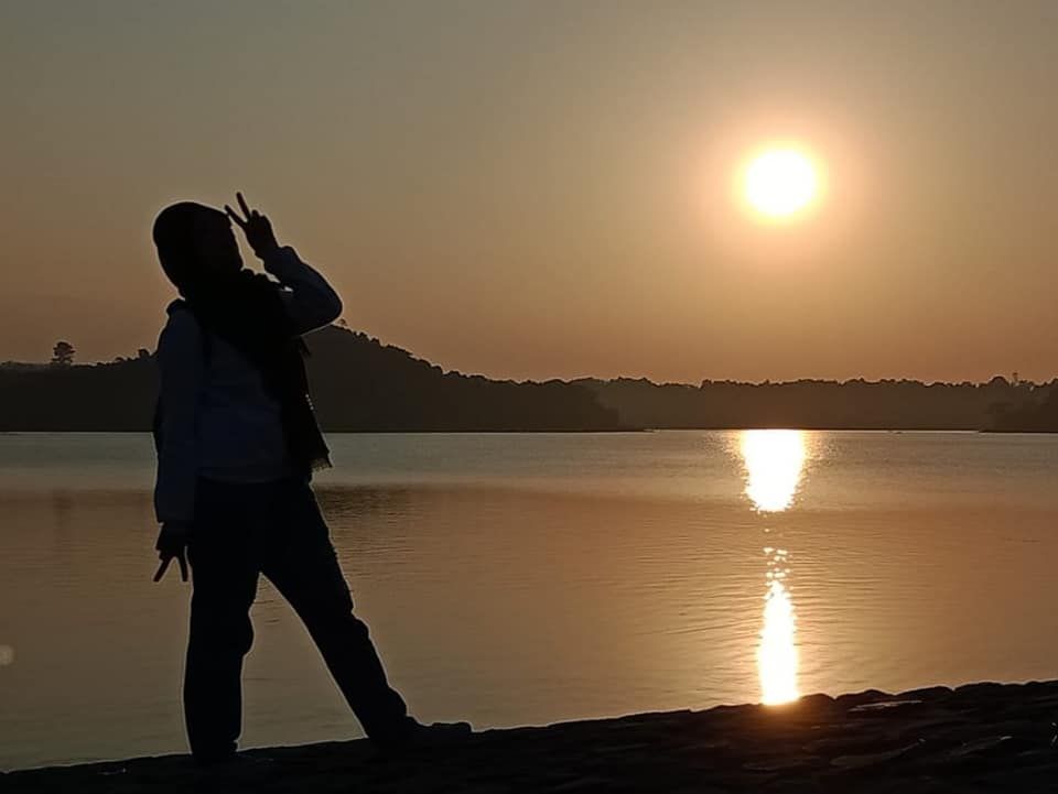 BANYAK warga Cirebon menikmati suasana sunset di Danau Setupatok.*/ISTIMEWA