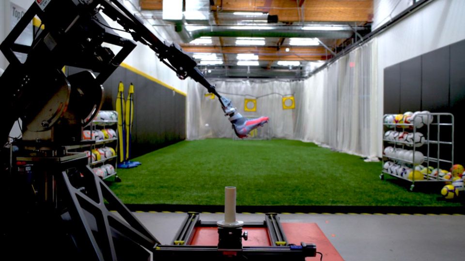 DI laboratorium milik Nike, bola Nike Flight diuji dengan bantuan robot yang bisa meniru pergerakan pemain di lapangan.*/FORBES.COM