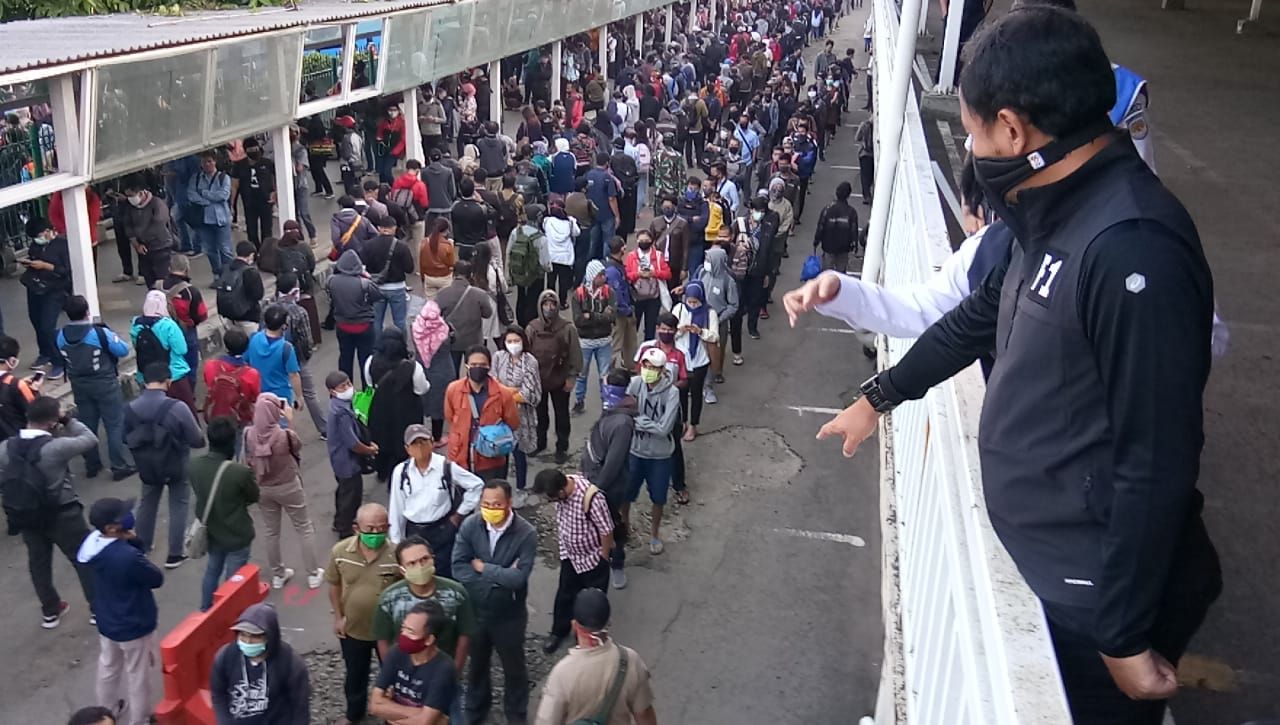 Penumpang Krl Membludak Orang Mengantre Hingga Halaman Parkir Isu Bogor<script async src=