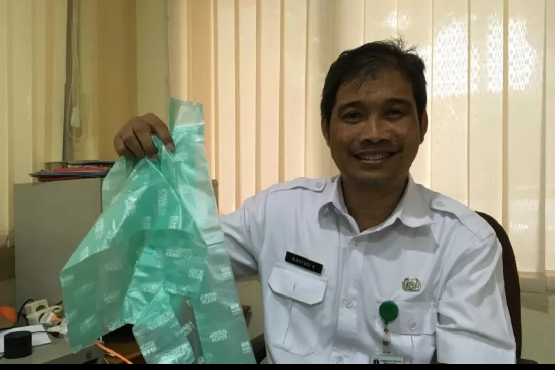 Penampakan plastik yang terbuat dari pati singkong yang diperkenalkan oleh Suku Dinas Lingkungan Hidup Jakarta Timur.*/Antara