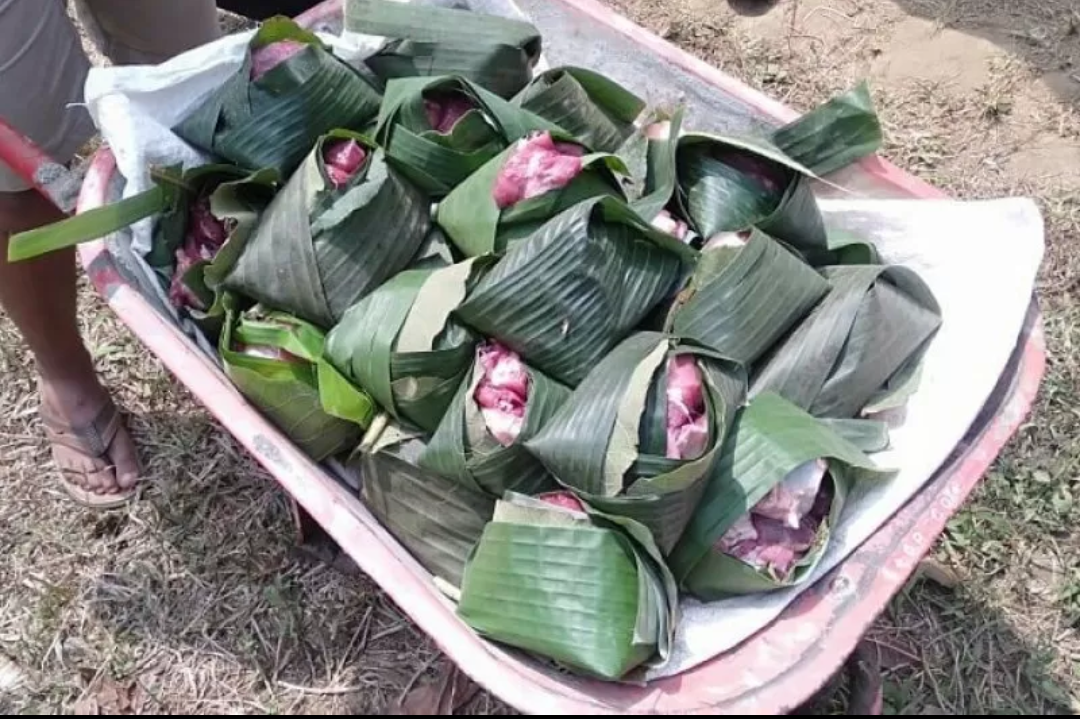 Daun pisang dijadikan sebagai wadah daging kurban di Blitar, Jawa Timur.*/Antara