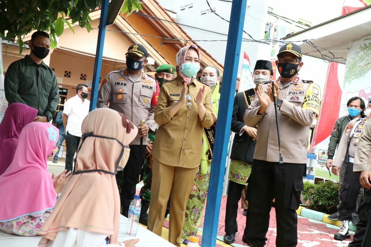 Walikota Tangsel Airin Rachmi Diany mendampingi Kapolda Metro Jaya Irjen Pol Nana Sujana kunjungi Kampung Jawara yang terletak di Kampung Marga Jaya,Kelurahan Pakulonan, Kecamatan Serpong Utara, Kota Tangerang Selatan