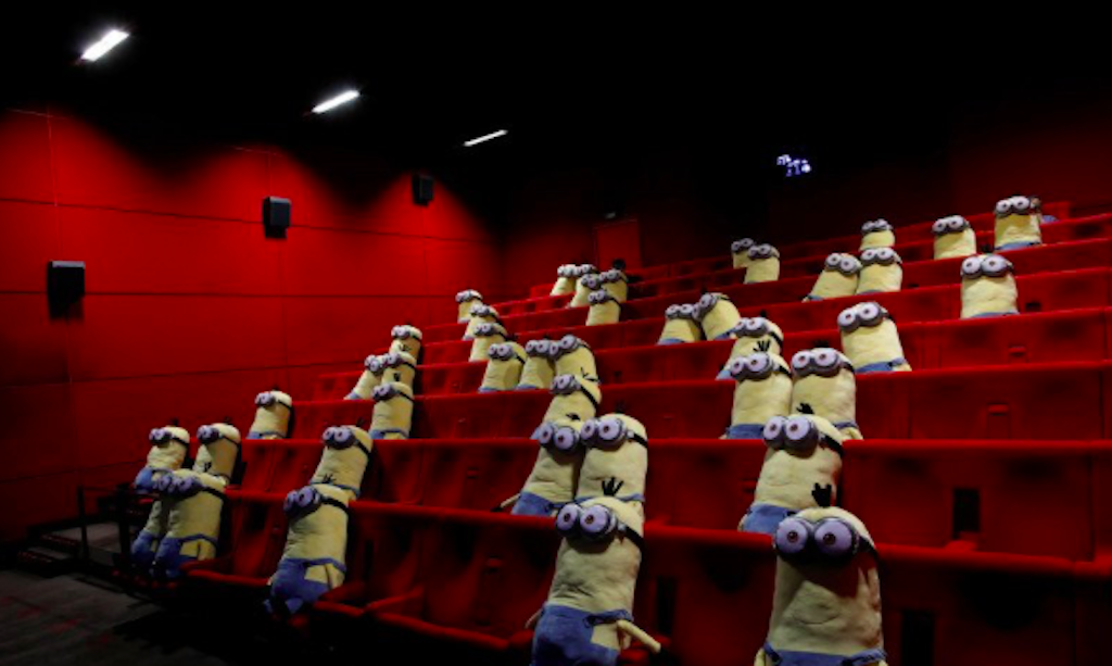 Simulasi posisi duduk oleh Minion di dalam bioskop yang menerapkan  social distancing./*ANTARA FOTO/REUTERS / Benoit Tessier/aww.