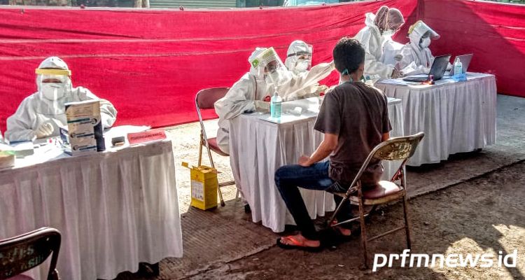 Dinkes Kabupaten Bandung menggelar rapid test di Pasar Dimensi, Jalan Raya Nanjung, Kecamatan Margaasih, pada Rabu 8 Juli 2020.*