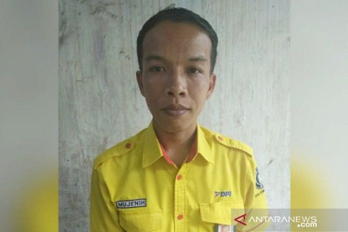 Mujenih (30) Petugas kebersihan kereta rel listrik (KRL) yang menemukan uang senilai Rp500 juta di gerbong kereta saat parkir di Stasiun Bogor Jawa Barat