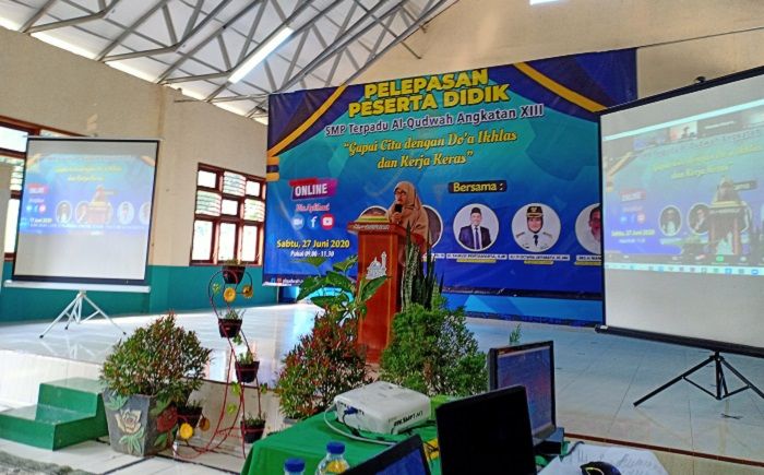 Kepala SMP Terpadu Al Qudwah Siti Maryam memberikan sambutan dalam seremoni pelepasan peserta didik secara virtual, Sabtu 27 Juni 2020.