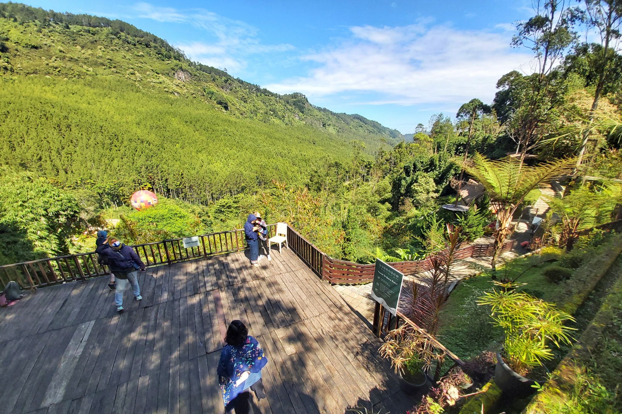 SEJUMLAH pengunjung menikmati keindahan alam di The Lodge Maribaya, KBB, Rabu 8 Juli 2020.*