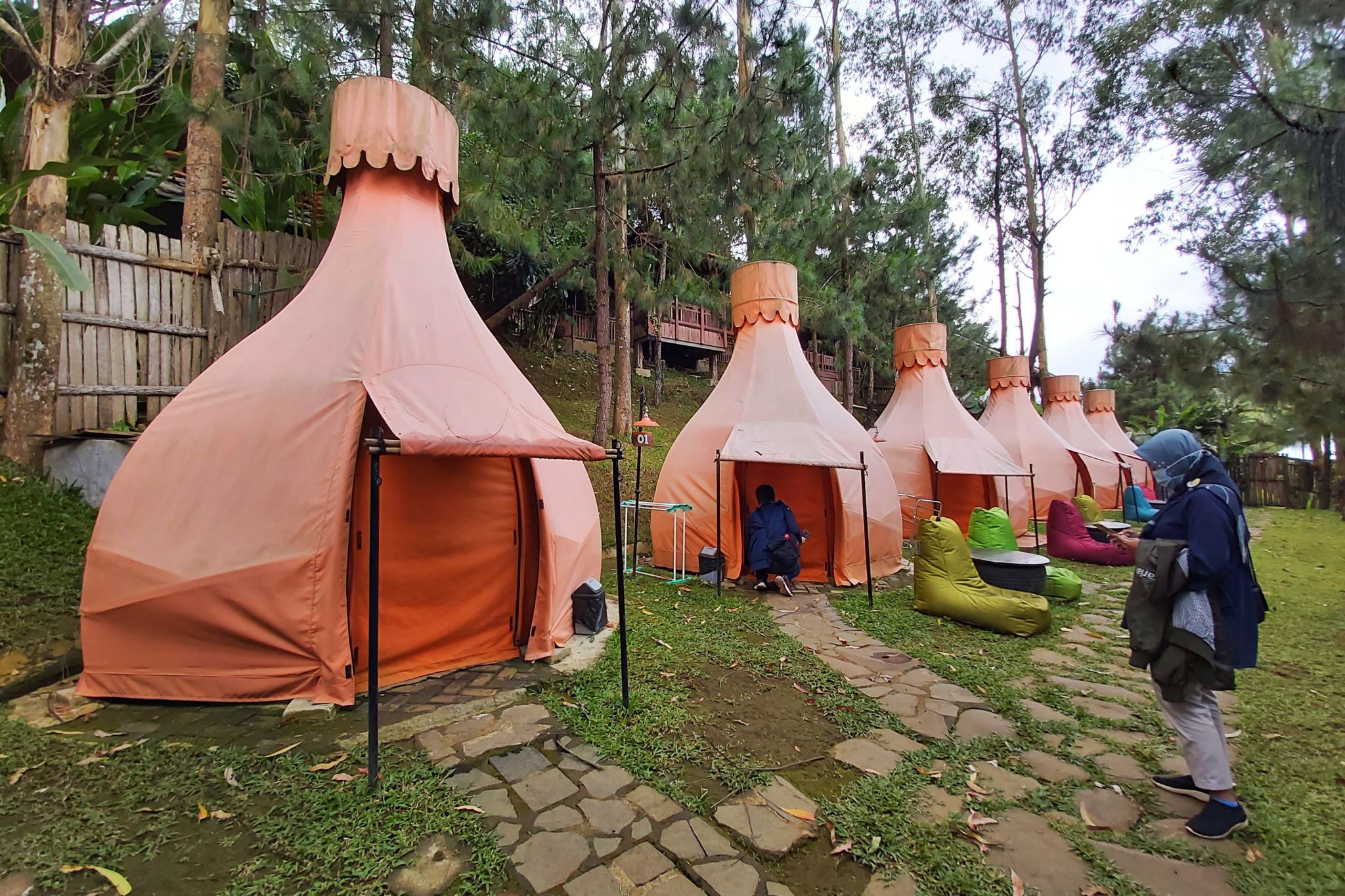DUA orang pengunjung melihat-lihat The Lodge Camp and Village di kawasan The Lodge Maribaya, KBB, Rabu 8 Juli 2020.*