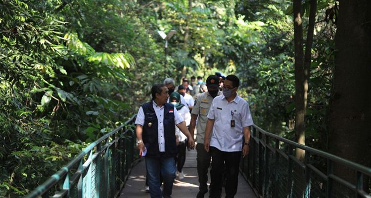 Wakil Wali Kota Bandung Yana Mulyana meninjau terlebih dahulu kesiapan Forest Walk tersebut pada Rabu, 8 Juli 2020 kemarin.**