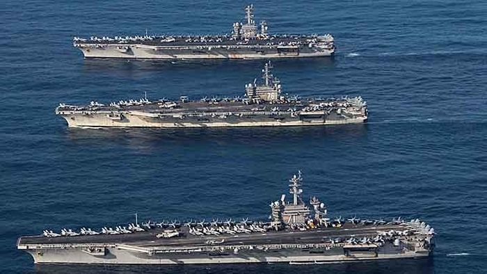 Tiga kapal induk Amerika Serikat, USS Nimitz (atas), USS Ronald Reagan (tengah) dan USS Theodore Roosevelt (bawah), berlayar bersama gugus tempurnya di perairan internasional di Pasifik Barat, pada 12 November 2017. Courtesy James Griffin/U.S. Navy/Handout/REUTERS.