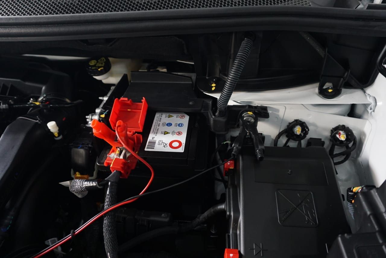   Aki (baterai) berfungsi menyimpan dan mengalirkan arus listrik sesuai kebutuhan komponen yang akan difungsikan.*/Astra Peugeot
