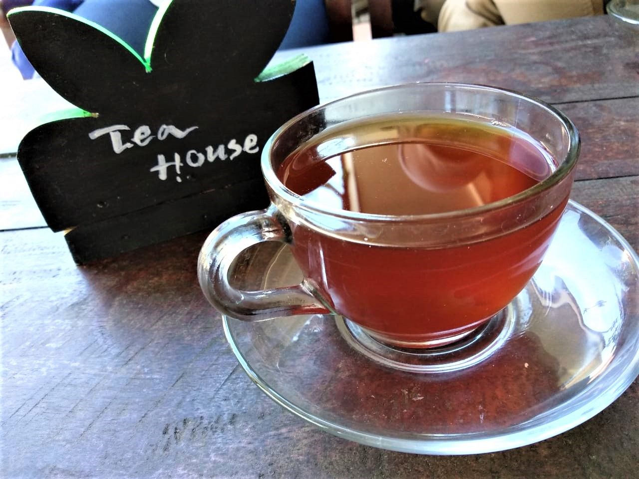 Menikmati teh hangat adalah pilihan favorit di Tea House