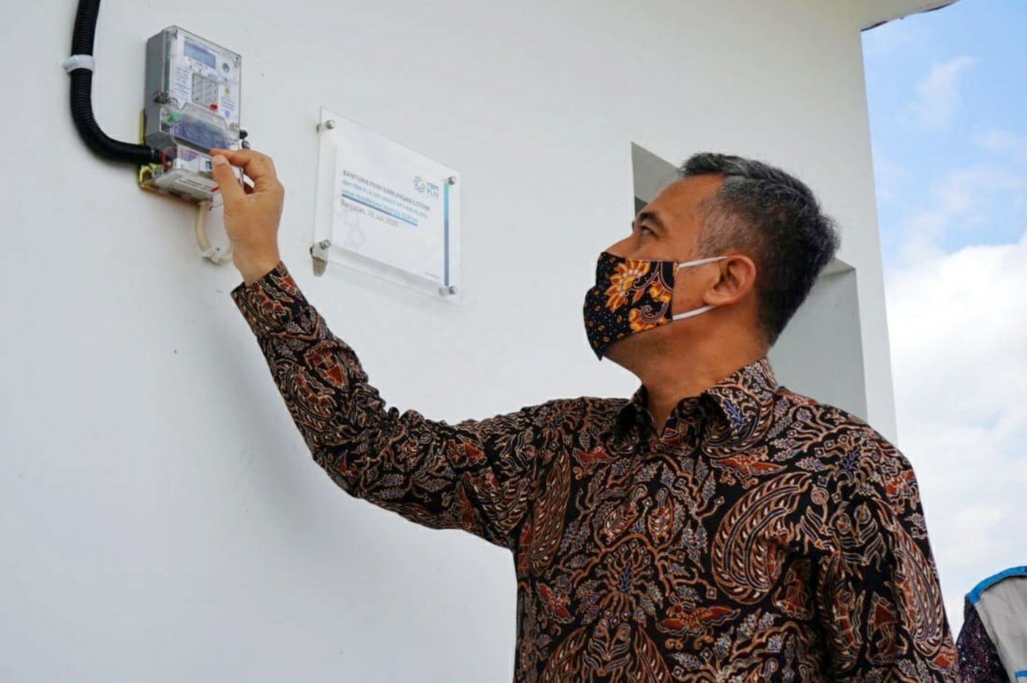 GM PLN UID Jawa Barat, Agung Nugraha secara simbolis menyalakan listrik di Madrasah Tahfidz Quran, Majalaya, Kabupaten Bandung, Jumat 10 Juli 2020.* /DOK. PLN